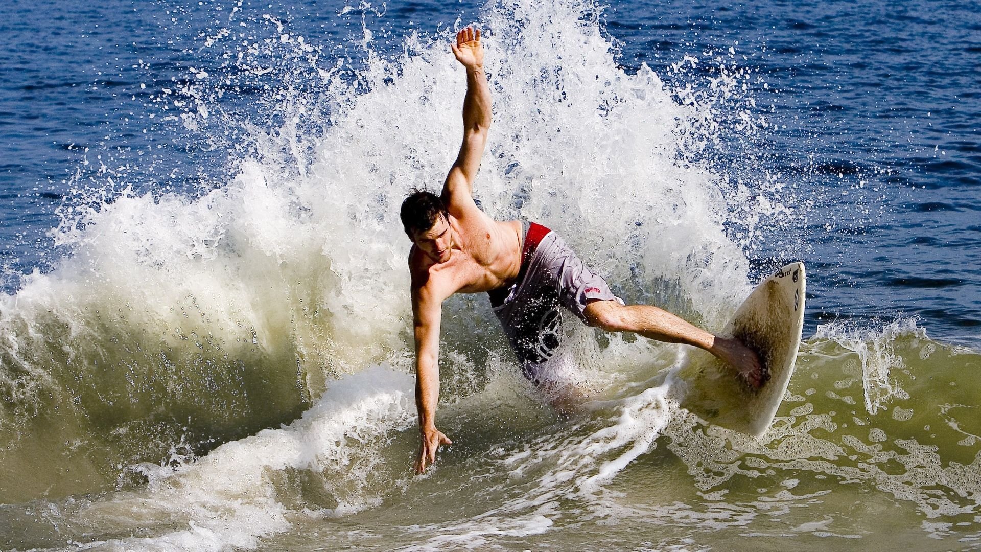 中国蝶泳新星闪耀国际赛场,破纪录摘金创历史